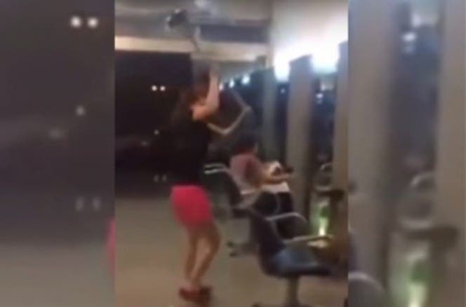 Video: Mujer destruye salón de belleza porque le cortaron mal el cabello