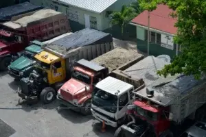 Retienen camiones volteos y retroexcavadoras por violentar prohibición Medio Ambiente