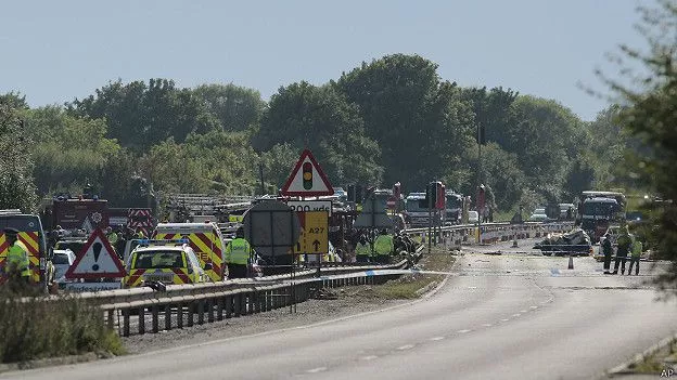 Un avión se estrella contra varios autos en Inglaterra dejando 7 muertos