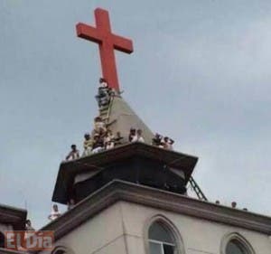 Cristianos llevan un mes en el techo de una iglesia para defender la cruz