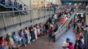 Prohíben en Venezuela filas nocturnas frente a supermercados