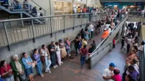 Prohíben en Venezuela filas nocturnas frente a supermercados