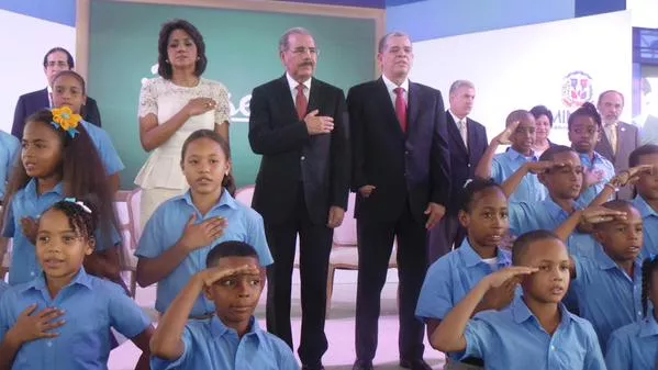 Video: Danilo Medina inaugura el año escolar 2015-2016 en escuela de la Romana