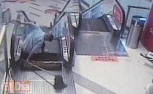 Video: Otro accidente de escalera mecánica deja trabajador sin pie en China