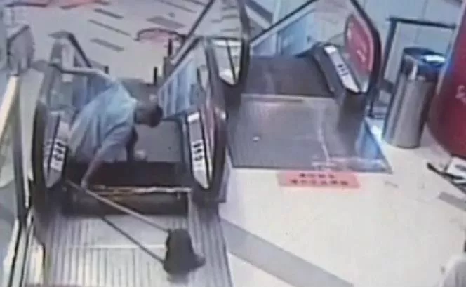 Video: Otro accidente de escalera mecánica deja trabajador sin pie en China