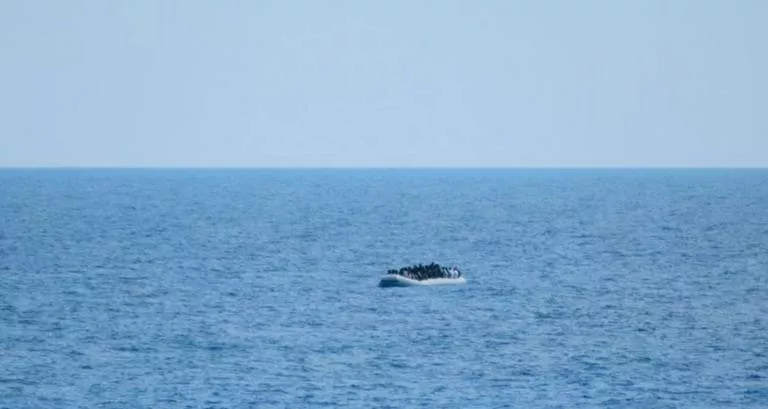 Encuentran al menos 50 cadáveres de migrantes en bodega de un barco en el Mediterráneo