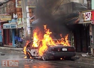 Carro se incendia en la rotonda de Villa Mella