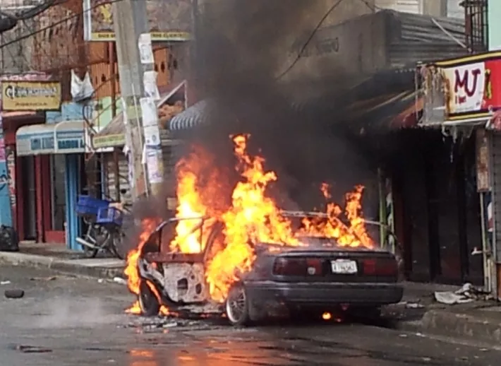 Carro se incendia en la rotonda de Villa Mella