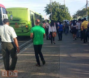 Usuarios del Metro realizan largas filas para abordar autobuses tras avería