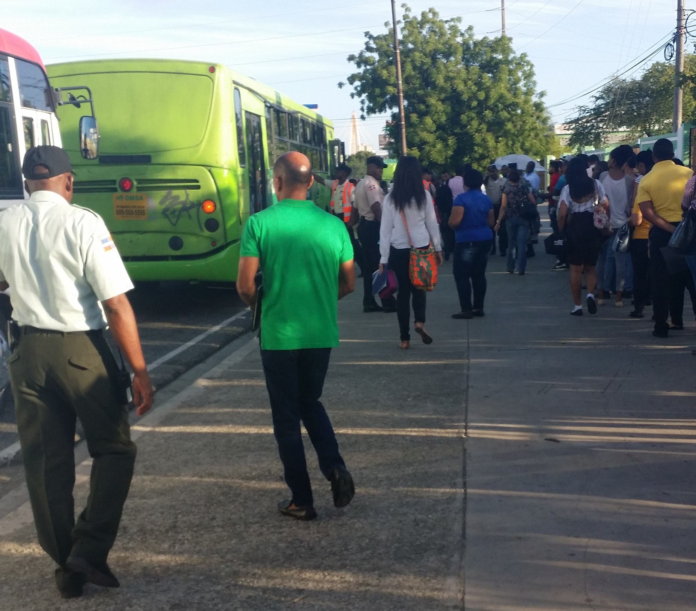 Usuarios del Metro realizan largas filas para abordar autobuses tras avería
