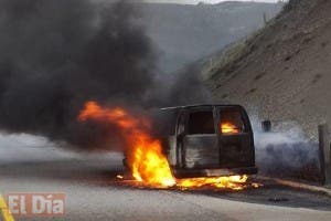 Seis personas con quemaduras al explotar tanque de gas minibús en que viajaban