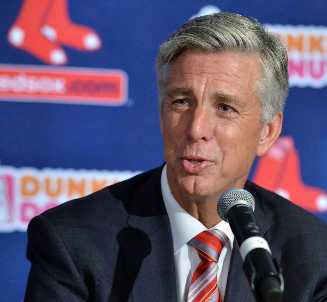 Medias Rojas despiden a su presidente de béisbol Dombrowski