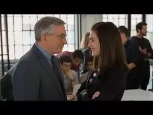 Robert De Niro a las órdenes de Anne Hathaway en «The Intern»