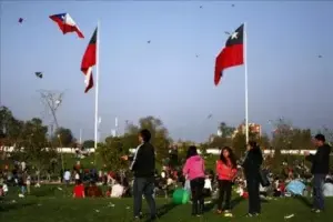 Chilenos festejan 205 aniversario de su independencia entre temblores y empanadas