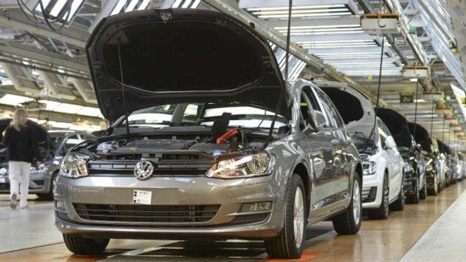 Acciones de Volkswagen bajan 20% debido al escándalo del «dispositivo manipulador»