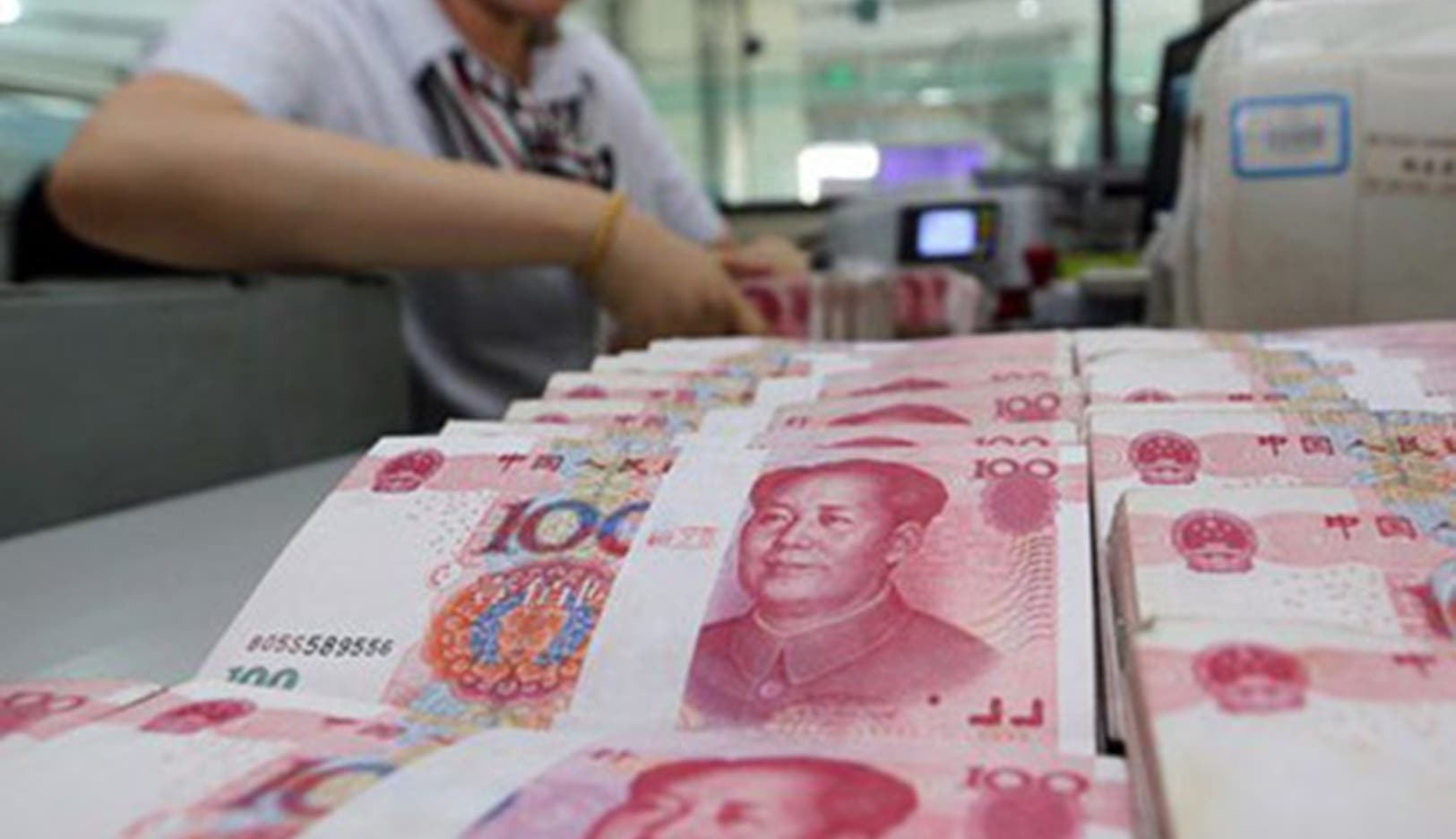 Menor reserva china frena la caída de yuan