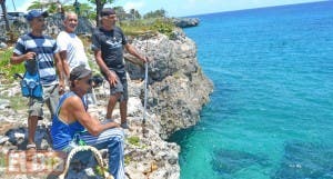 Hombres arriesgan su vida en caza de tiburones