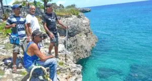 Hombres arriesgan su vida en caza de tiburones