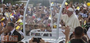 Vea el momento en el que una niña se salta la seguridad para saludar al Papa