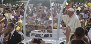 Vea el momento en el que una niña se salta la seguridad para saludar al Papa