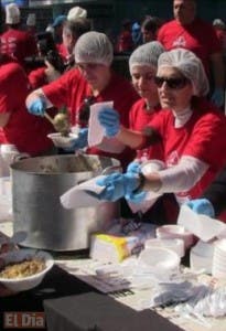 En Uruguay cocinan guiso de lentejas de 2,365 kilos