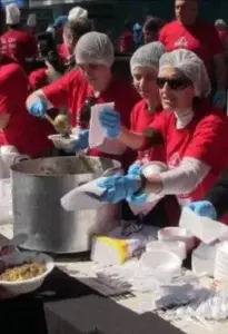 En Uruguay cocinan guiso de lentejas de 2,365 kilos