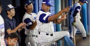 Julio Franco sigue dando palos a sus 57 años