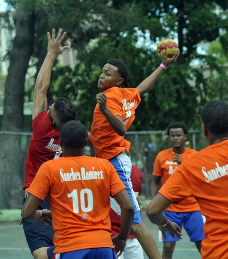 LR y Monseñor Nouel invictos balonmano