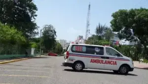 Unidad del 9-1-1 desmonta de ambulancia a empleado de El Día sufrió accidente