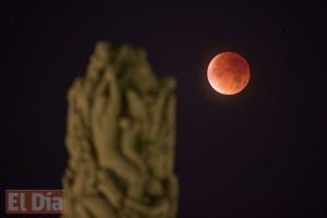 Un eclipse y una superluna ofrecen una imagen poco común