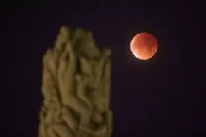 Un eclipse y una superluna ofrecen una imagen poco común