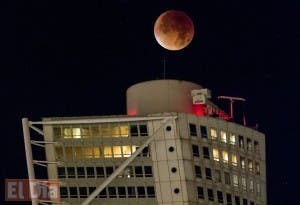 China tiene previstas otras dos misiones a la Luna- la primera, Chang E-5, está programada para antes de que termine 2017 y tratará de alunizar, obtener muestras y regresar a la Tierra.