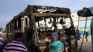 Autobús de Caribe Tours se incendia en Zona Universitaria