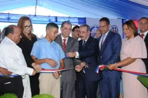 Danilo Medina inaugura tres centros educativos en Santiago