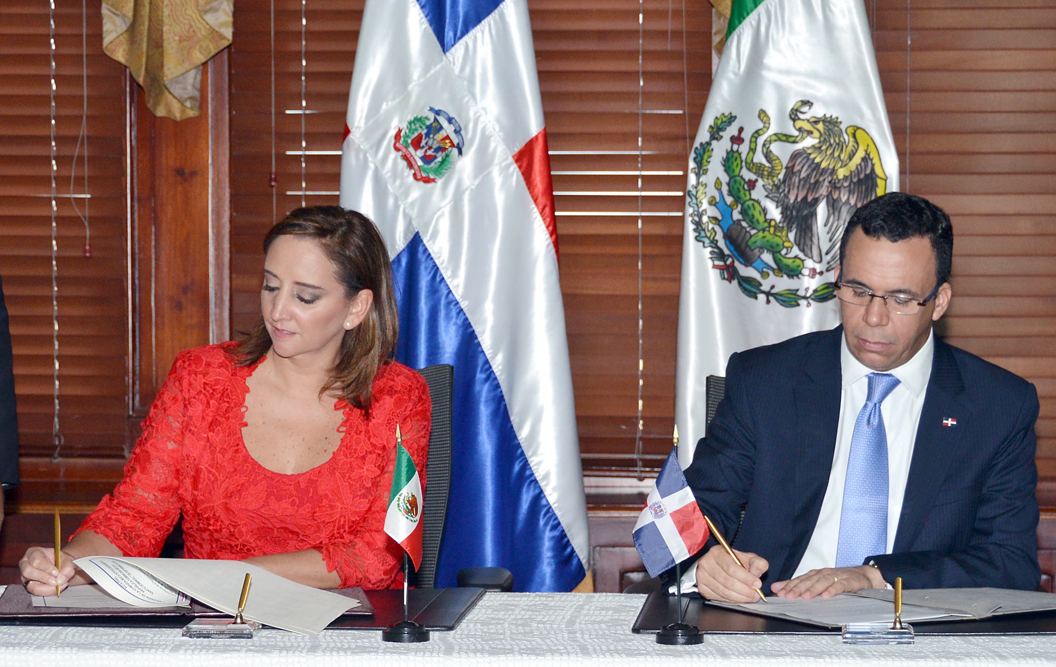 Cancilleres de México y RD firman convenio académico- diplomático y político