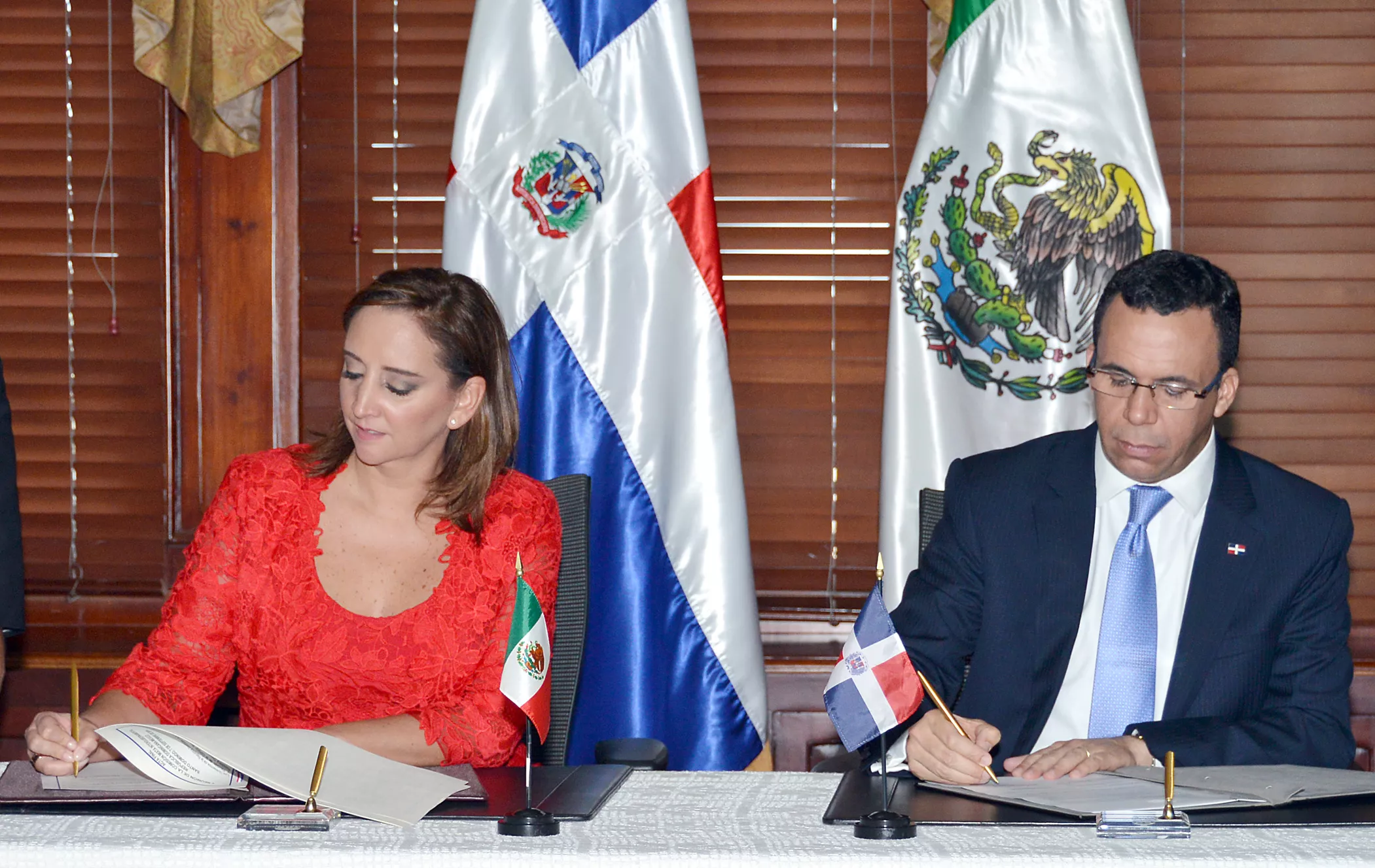 Cancilleres de México y RD firman convenio académico- diplomático y político