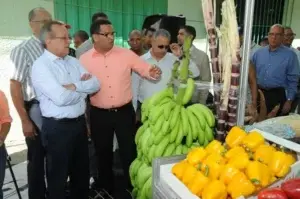 Ministro de Agricultura inaugura pabellón en feria agropecuaria