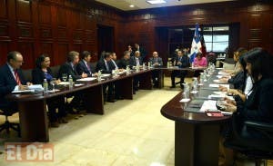 Canciller Navarro y el sector turístico abordan cumbre OEA y Celac