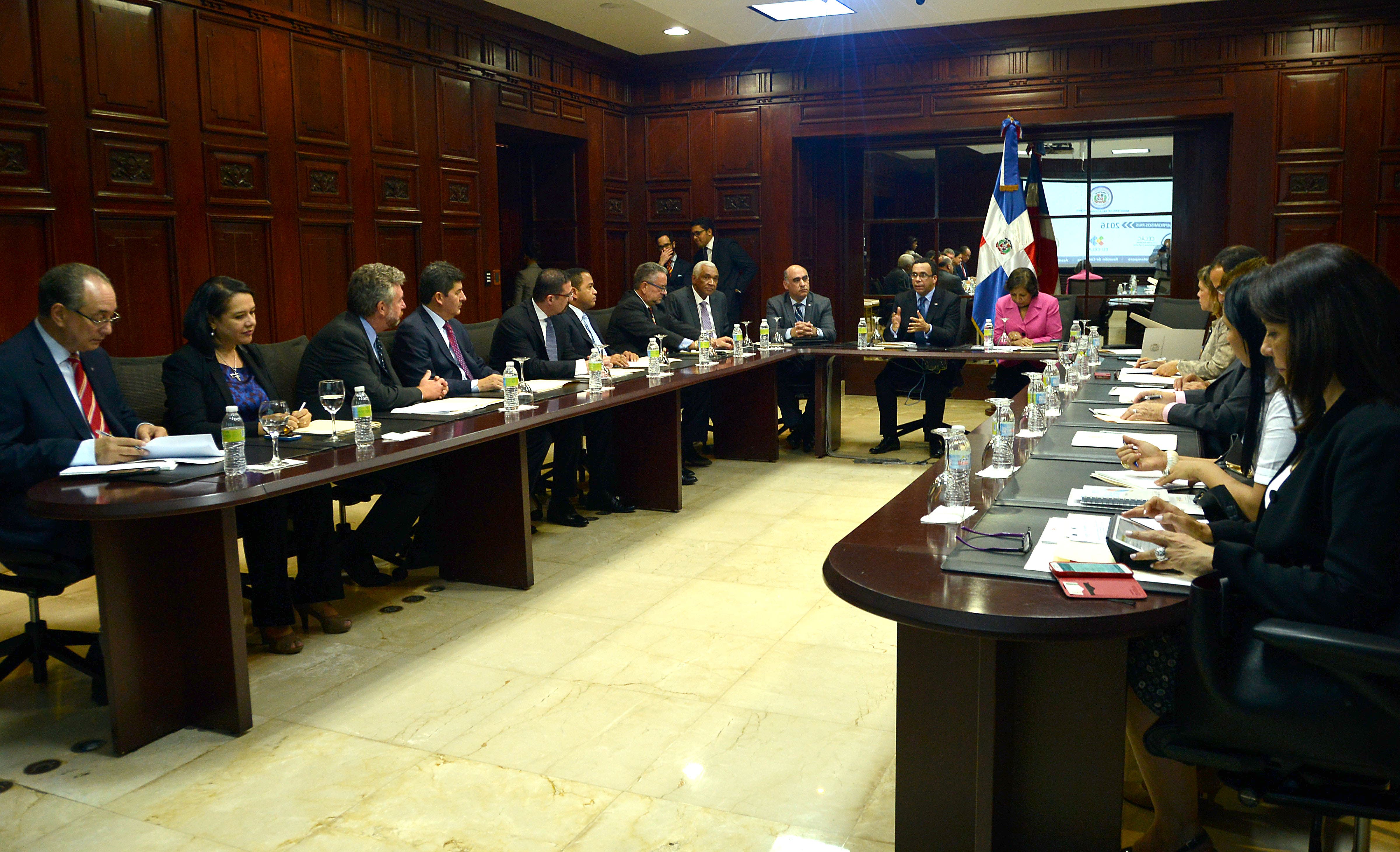 Canciller Navarro y el sector turístico abordan cumbre OEA y Celac