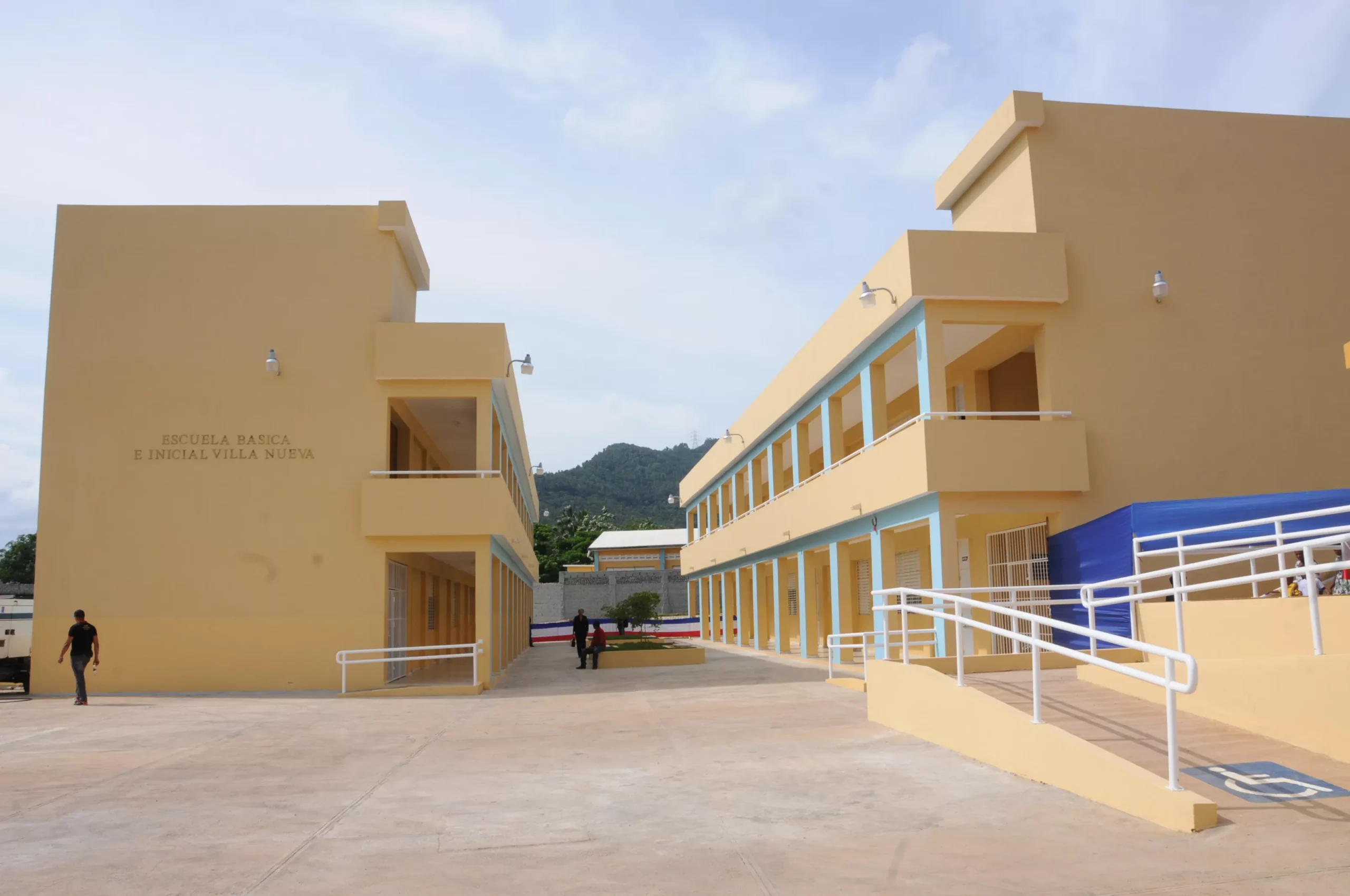 Danilo Medina inaugura dos centros educativos en San Cristóbal