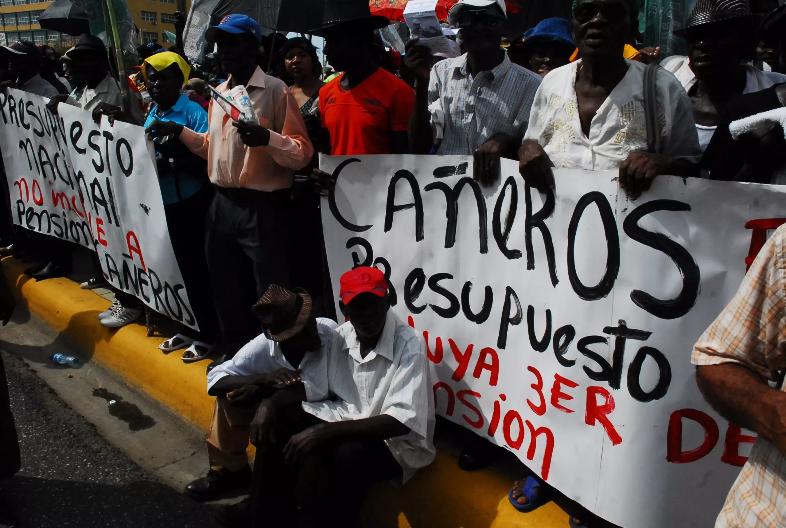 Cañeros reclaman frente al Congreso se incluya aumento de pensiones en el Presupuesto 2016