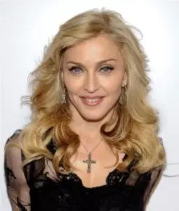 Madonna le da al Papa Francisco su bendición en Filadelfia