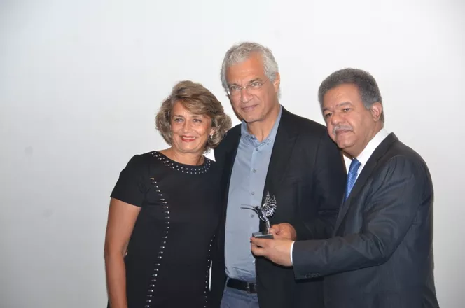 Leonel Fernández entrega Premio Colibrí al cineasta Louie Psihoyos 