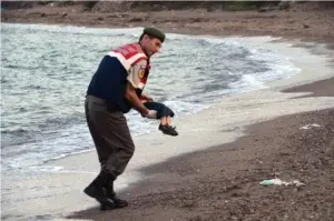 La foto de un niño migrante ahogado conmociona Europa