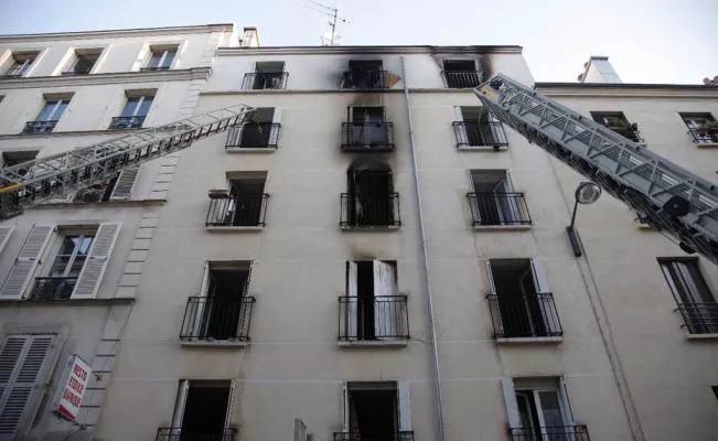 Incendio en París deja 8 muertos, entre ellos 2 niños