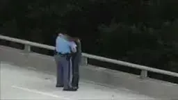 Video: El abrazo de un policía salva a un suicida potencial