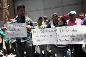 Al menos 14 agentes heridos tras enfrentamiento con electores descontentos en Guatemala