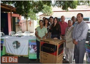 Fundación entrega ayuda a niños pobres de Baní