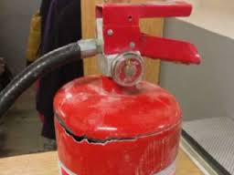 Muere obrero al estallar un cilindro extintor de incendio mientras laboraba