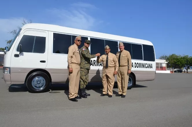 Ministerio de Defendesa dona autobús a la Academia Naval